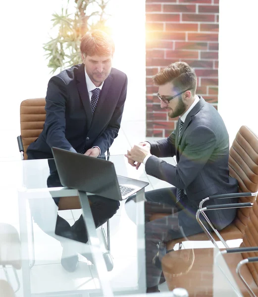 Dos hombres de negocios guapos discutiendo contrato en la sala de conferencias moderna . — Foto de Stock