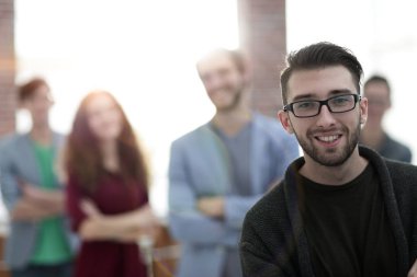 arka plan bulanık bir genç gazeteci portresi