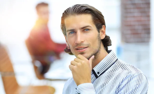 Hombre de negocios confiado en el fondo de la oficina . — Foto de Stock