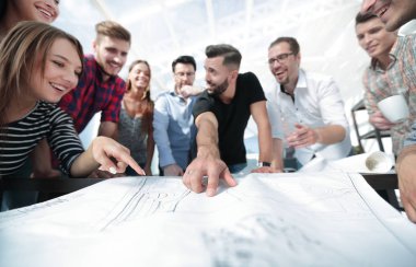 Mimarlar takımı yeni bir projeyi tartışıyor.