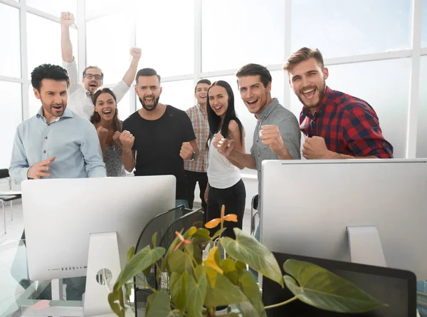 Счастливая профессиональная бизнес-команда, стоящая в современном офисе — стоковое фото