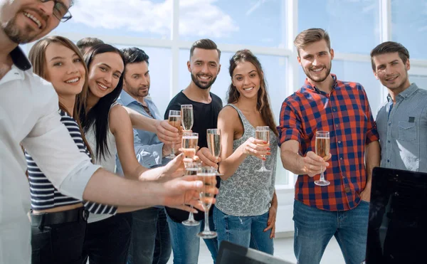 Up.celebrating business team sluiten — Stockfoto