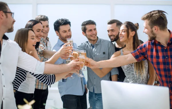 Equipe de negócios criativa celebra seu sucesso — Fotografia de Stock