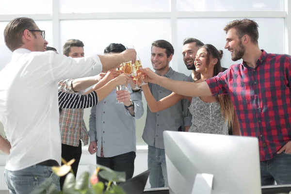 Leende businessteam klirrande glas, firar framgångar i office — Stockfoto