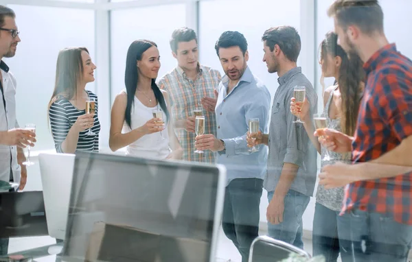 Équipe d'affaires avec verres à vin debout dans le bureau — Photo