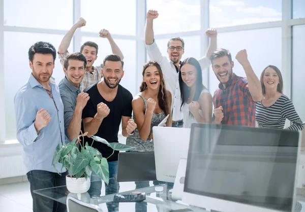 Equipe de negócios feliz em pé no escritório moderno — Fotografia de Stock