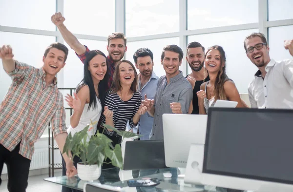 Gelukkig business team staande in nieuw kantoor — Stockfoto