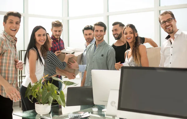 Jonge business team is het uitpakken van vakken in een nieuw kantoor — Stockfoto