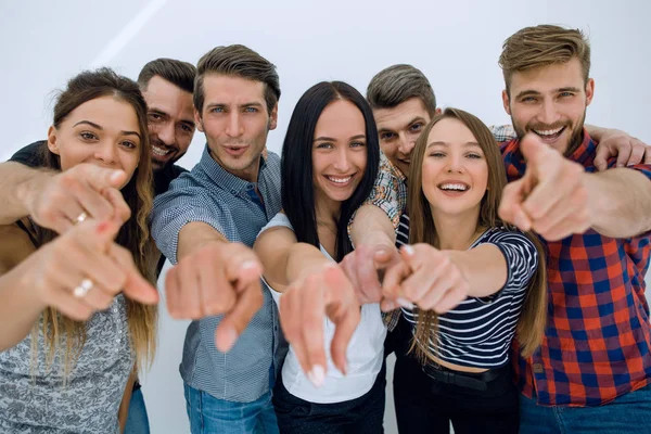 Close up.a équipe amusante de jeunes vous pointant du doigt — Photo