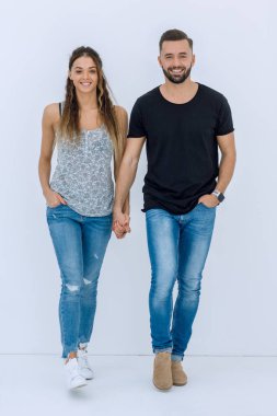 gülümseyen genç çiftin birbirlerinin tutan eller