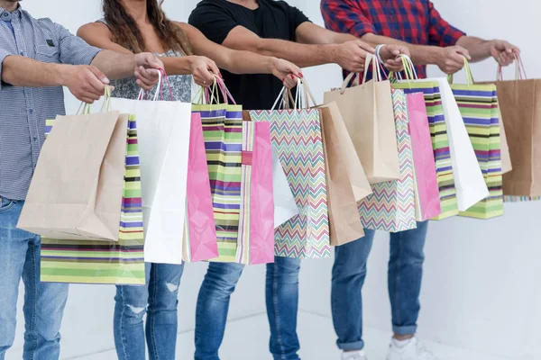 Close up.buyers mostrando sus coloridas bolsas de compras —  Fotos de Stock