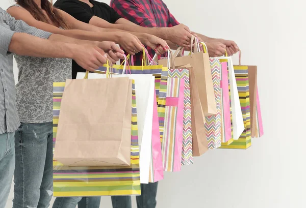 Close up.buyers mostrando sus coloridas bolsas de compras — Foto de Stock