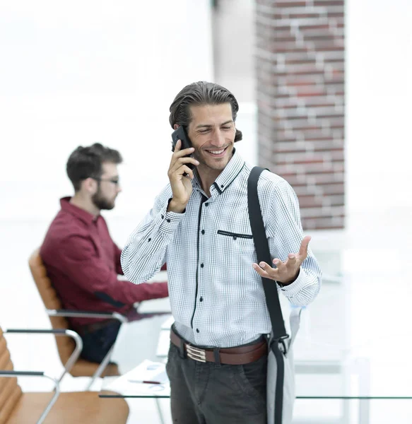 Uomo che parla su smartphone in ufficio — Foto Stock