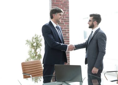 ofis koridorunda duran el sıkışan işadamları