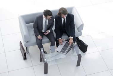 dizüstü bilgisayarda veri tartışırken iş arkadaşları.