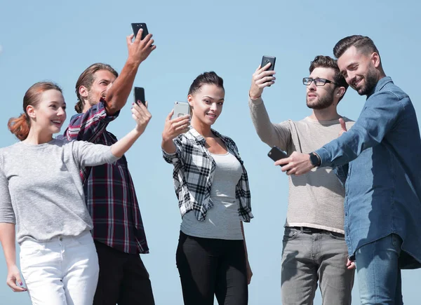 Gruppe junger Leute macht ein Selfie. — Stockfoto