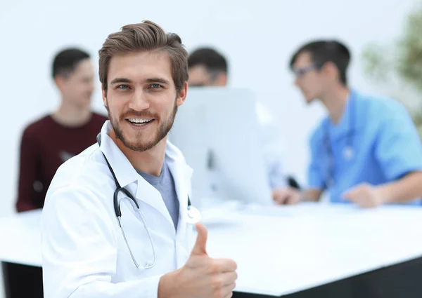 Sonriente médico mostrando el pulgar hacia arriba —  Fotos de Stock