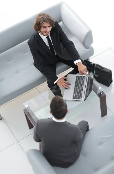 Gente de negocios hablando en la reunión en la oficina — Foto de Stock