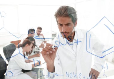 şeffaf yönetim kurulu ile görüntüleyin. bilim adamı tahtaya yazıyor