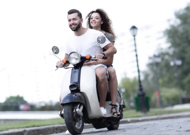 Mutlu çift sürme vintage scooter. Seyahat kavramı.