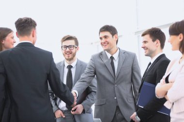iş toplantısında önce karşılıklı iş ortaklarının