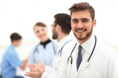 gülen dost erkek doktor portresi