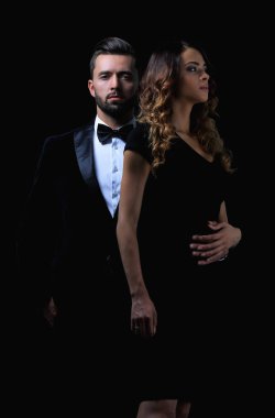 şık erkek ve kadın yan yana studio poz.