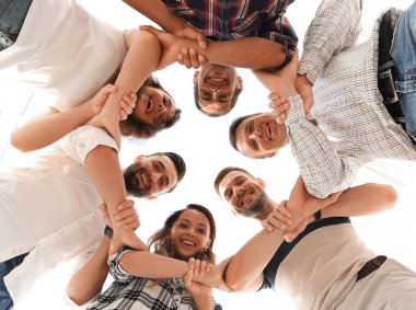 iş ekibi birbirlerinin ellerini tutarak