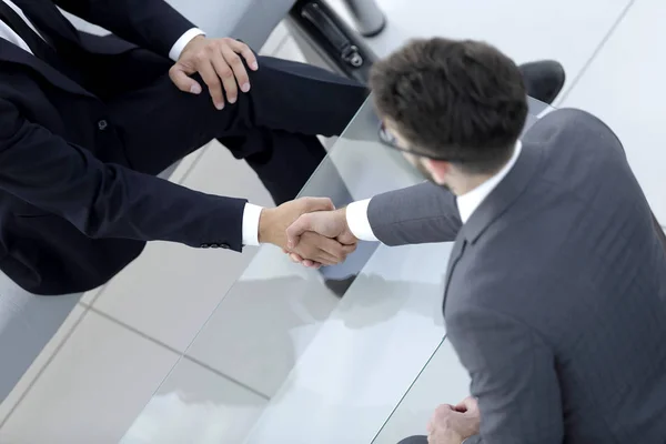 Handshake Manager et le client au bureau — Photo