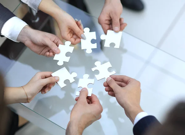 Business mensen bedrijf jigsaw puzzle. — Stockfoto