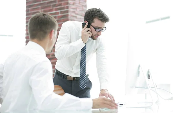 Irriterad Affärsman Talar Till Partner Smartphone — Stockfoto