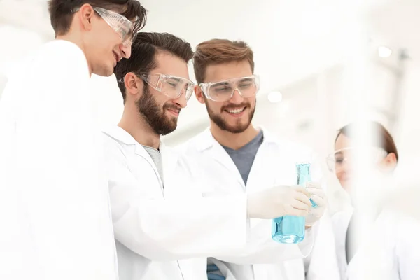 Grupo de científicos que trabajan con productos químicos — Foto de Stock
