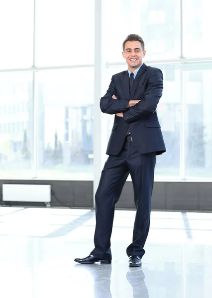 Retrato em pleno crescimento. homem de negócios confiante em pé no átrio espaçoso — Fotografia de Stock