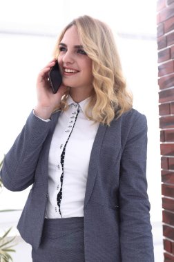 Genç kadın smartphone üzerinde söz