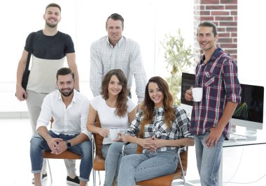 ofiste bir işyerinde bir yaratıcı ekip portresi