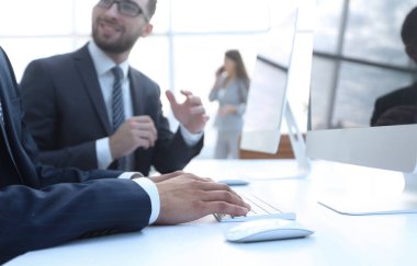 İş arkadaşları masalarında oturuyor.