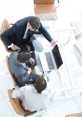 Bir toplantı odası masa etrafında toplantı üç iş adamları