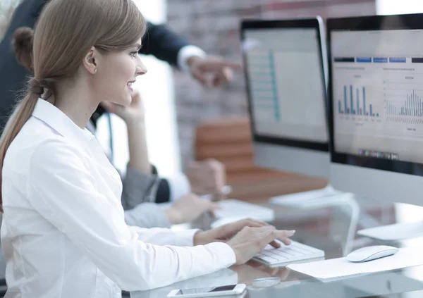 Equipo joven profesional y empresarial que discute datos financieros . — Foto de Stock