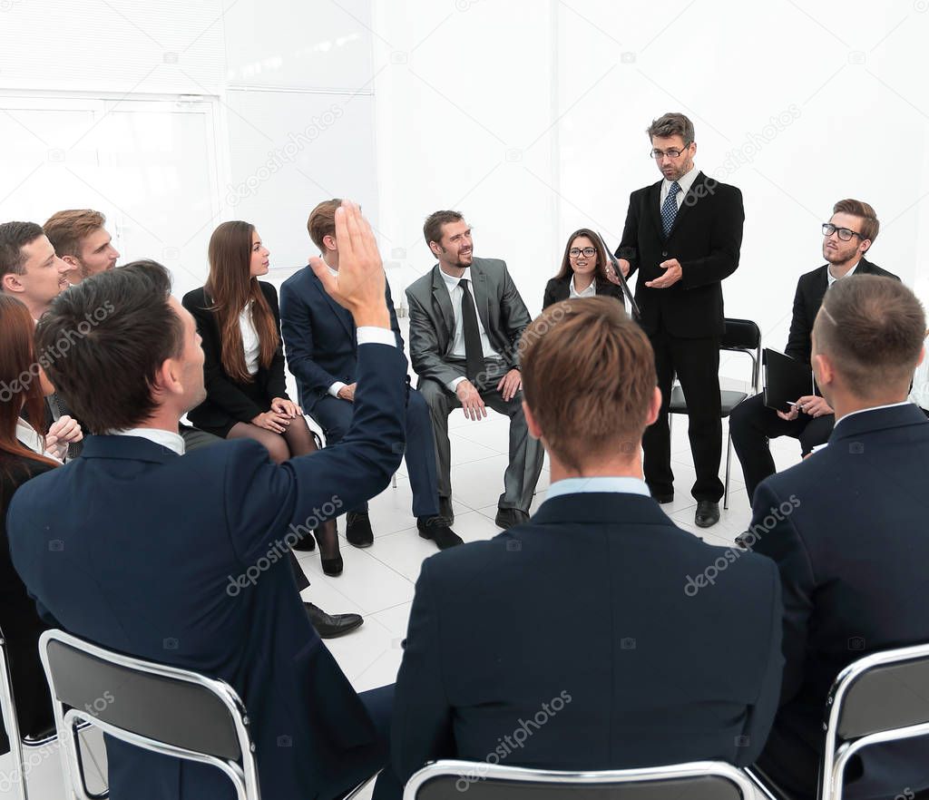 coach asks questions to the participants of the training.