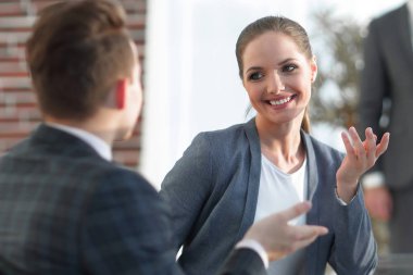 aktif genç kadın çalışanın ofis