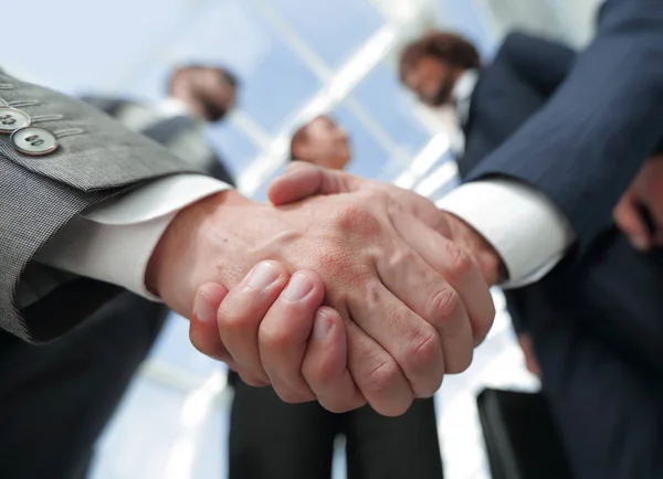 Bottom view.handshake de parceiros de negócios — Fotografia de Stock