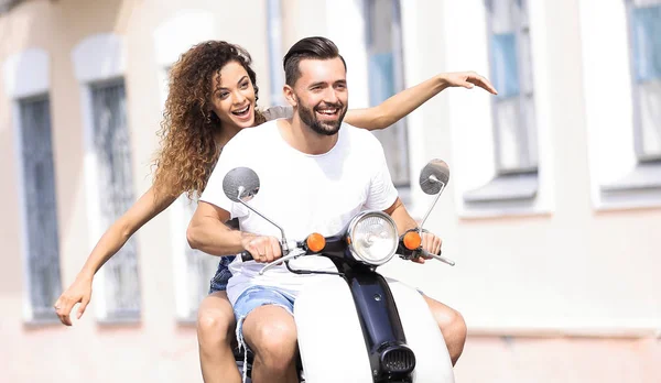 Homem legal e bela menina montando em scooter com expressão — Fotografia de Stock