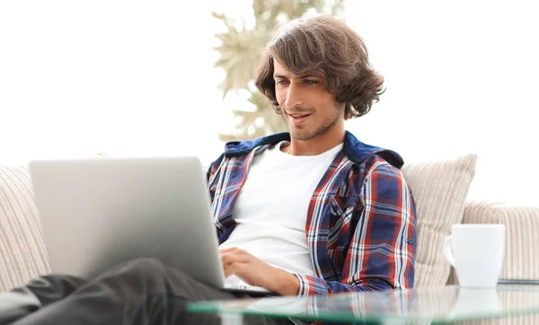 Cara sério trabalhando no laptop em casa — Fotografia de Stock