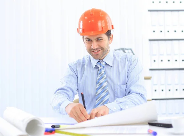 Arquiteto olhando para trabalhar no escritório na mesa . — Fotografia de Stock