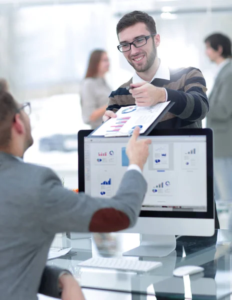 Manager sends the employee a financial document — Stock Photo, Image