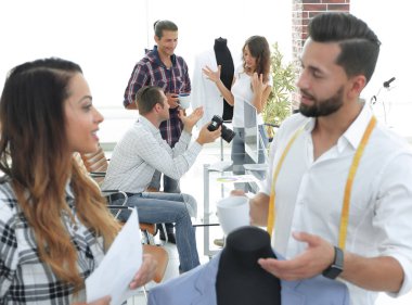 terzi ve tasarımcılar renk erkek takım elbise tartışmak