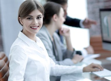 Masada oturan genç bir çalışan.