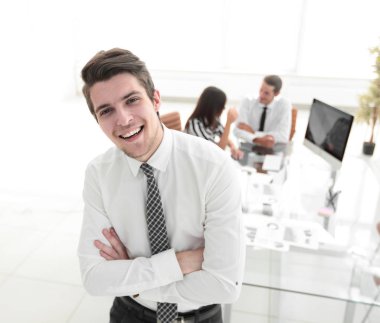 Ofisin arka planında başarılı bir işadamı.