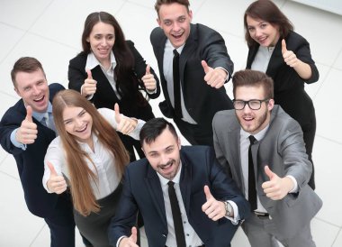 Başarılı bir iş ekibi baş parmak kaldırıyor.