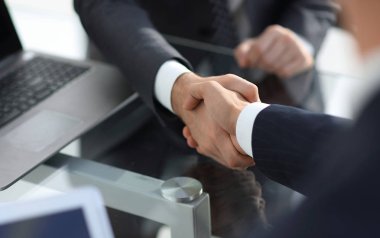 İş ortaklarının güvenilir tokalaşması